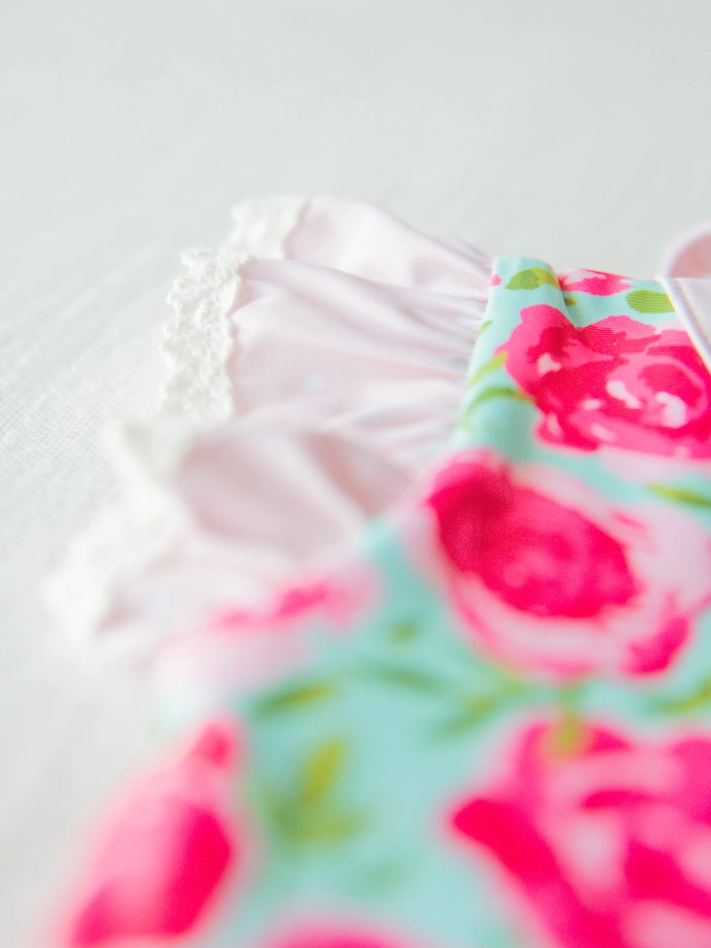 Miki Rash Guard - Cover in Roses on Aqua